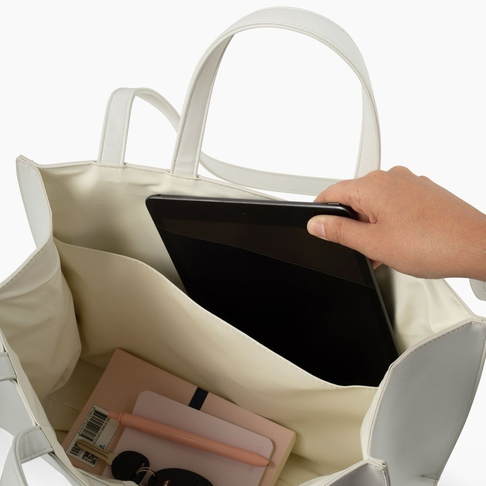 NWT Mrs. White Bridal Travel Tote - Picture 6 of 10